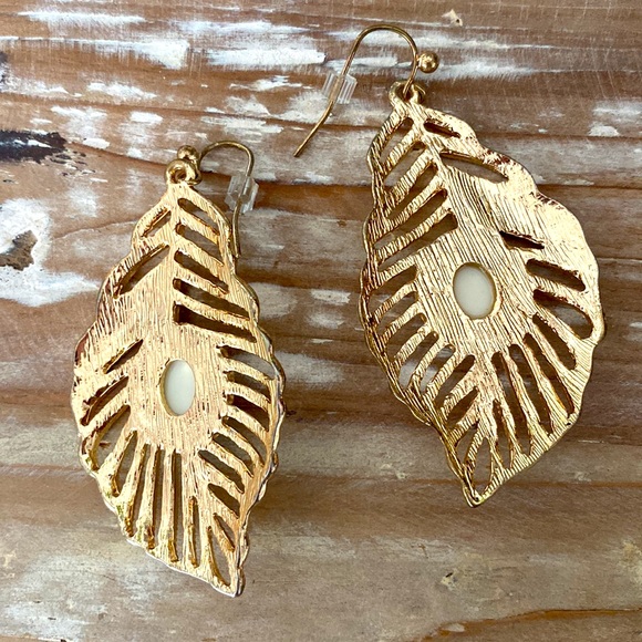 Gold and white feather earrings - Picture 3 of 3